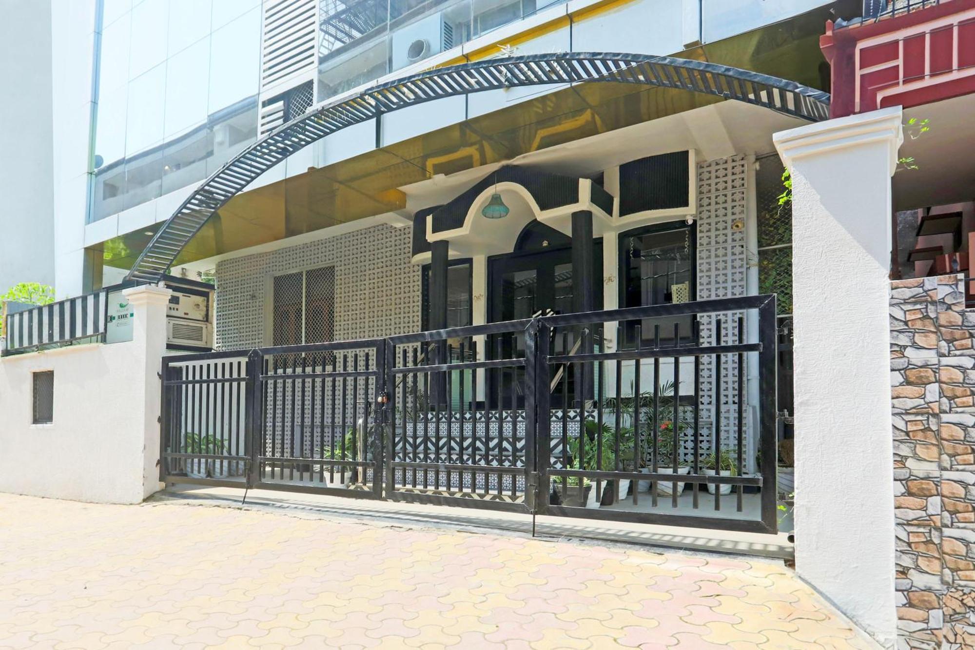 Super Townhouse Cantonment Varanasi Formerly Sarin Inn Экстерьер фото