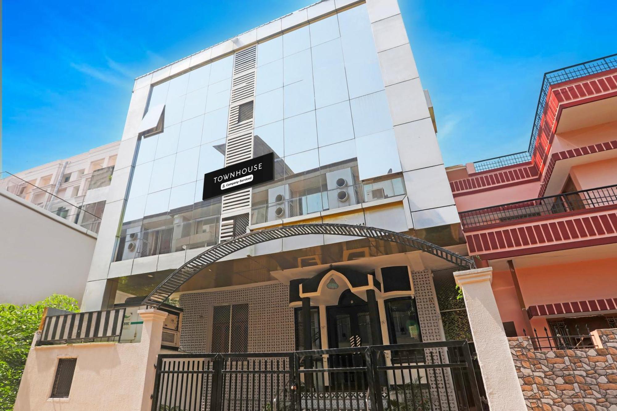 Super Townhouse Cantonment Varanasi Formerly Sarin Inn Экстерьер фото